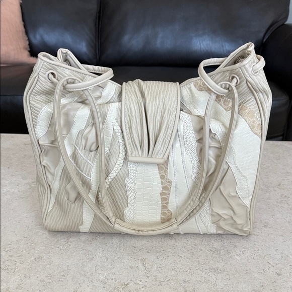 Vintage Chic Cream and Tan Women's Shoulder Bag - Picture 2 of 3
